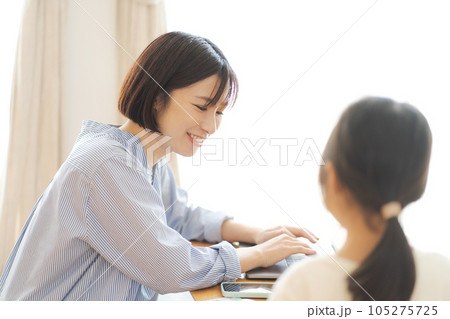 子供と話す母親の写真 子供と話す母親の写真 105275725