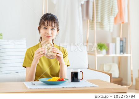 朝ご飯を食べる若い女性 朝ご飯を食べる若い女性 105275794