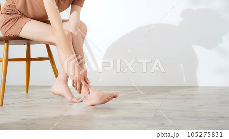 足のスキンケアをする女性　フットケア　ボディケア 105275831