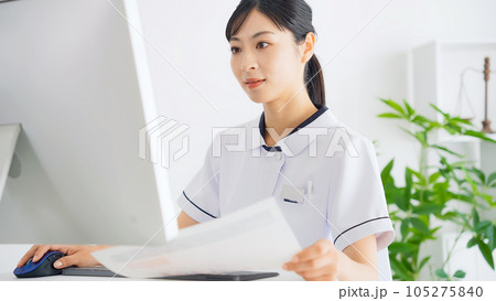 パソコンで作業する医療従事者の女性 パソコンで作業する医療従事者の女性 105275840
