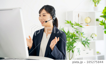 電話応対する女性オペレーター コールセンター カスタマーサポート 電話応対する女性オペレーター コールセンター カスタマーサポート 105275844