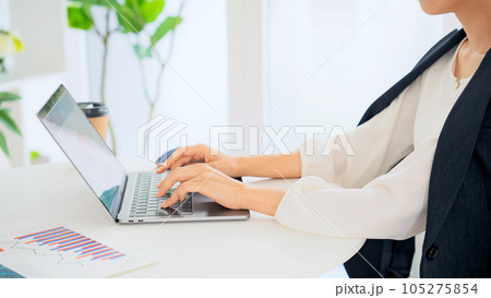 オフィスでノートパソコンを使う女性 105275854