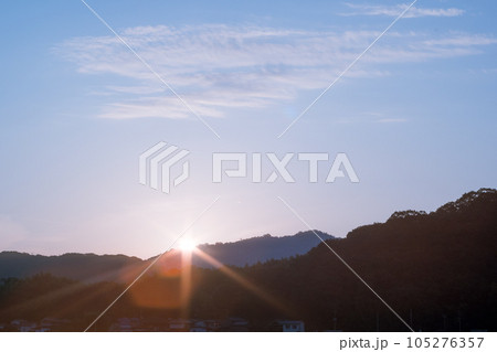 山に沈む夕日 山に沈む夕日 105276357