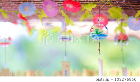 夏の風にそよぐ風鈴が涼を呼んで 105276950