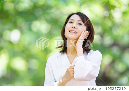 女性　新緑　ポートレート 105277210