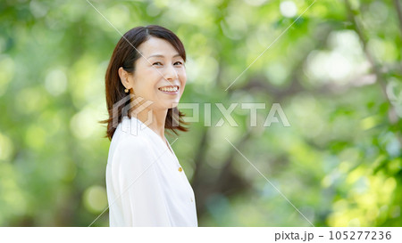 女性 新緑 ポートレート 女性 新緑 ポートレート 105277236