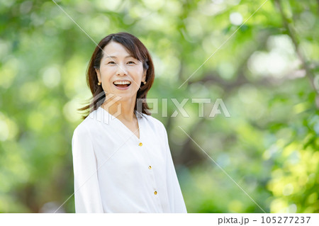 女性　新緑　ポートレート 105277237