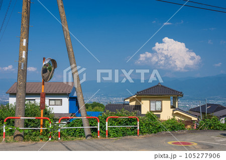 南アルプス市の田舎風景　夏の風景 105277906