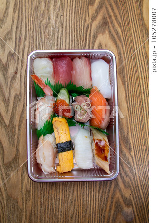 俯瞰から撮影した寿司の折詰め 俯瞰から撮影した寿司の折詰め 105278007