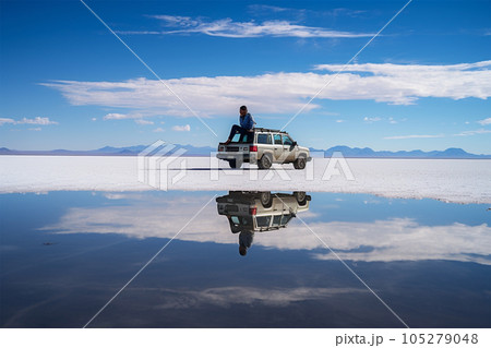 ウユニ塩湖とランドクルーザー 105279048