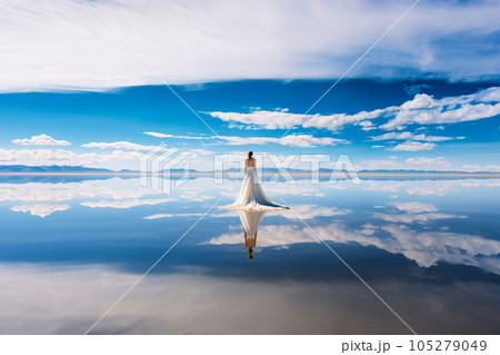 ウユニ塩湖と花嫁 105279049