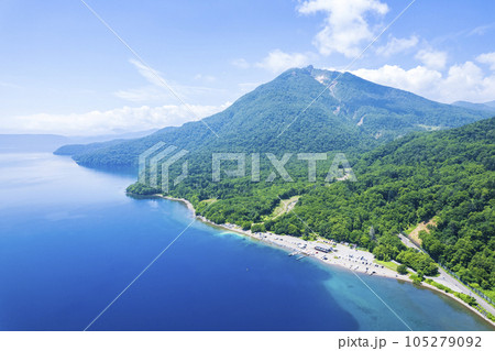 夏の支笏湖を空撮（ポロピナイ 支笏湖ブルー） 105279092