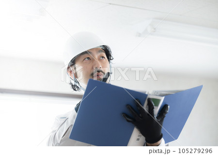 リフォームや工事で現場を真剣な表情で確認点検する作業員 現場監督 リフォームや工事で現場を真剣な表情で確認点検する作業員 現場監督 105279296