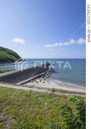 夏の青谷海岸の風景 鳥取県 青谷海岸 105279533