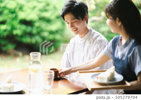 郊外のおしゃれなカフェで働く若い女性 105279704