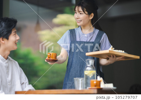 郊外のおしゃれなカフェで働く若い女性 105279707