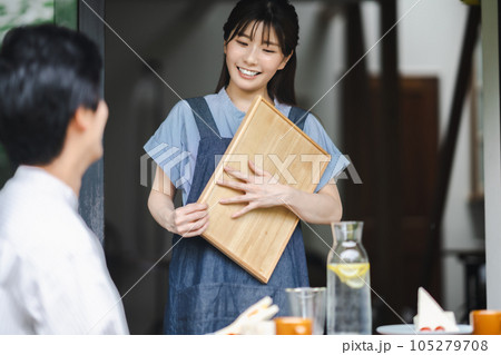 郊外のおしゃれなカフェで働く若い女性 郊外のおしゃれなカフェで働く若い女性 105279708