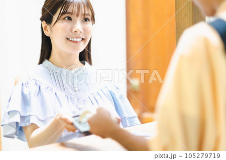 店舗でスマホ決済をする若い女性 105279719
