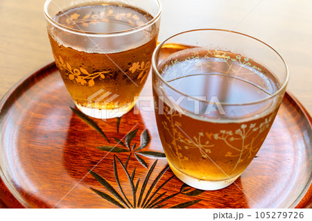 グラスに入った冷たい麦茶 グラスに入った冷たい麦茶 105279726
