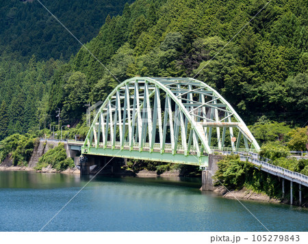 音水湖(引原ダムの人工湖)と新三久安大橋(国道29号)の風景。(兵庫県宍粟市) 105279843