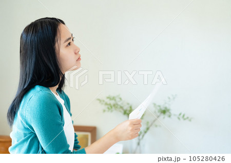 室内で書類を見る若い女性 室内で書類を見る若い女性 105280426