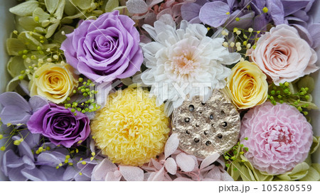 仏花プリザーブドフラワーアレンジメント背景 105280559