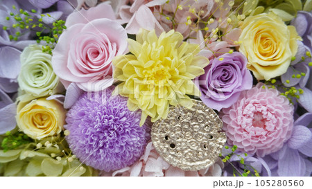 仏花プリザーブドフラワーアレンジメント背景 仏花プリザーブドフラワーアレンジメント背景 105280560