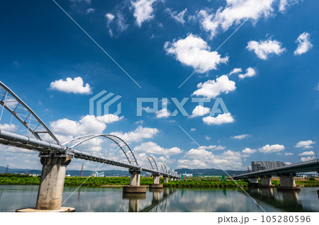 淀川に架かる水管橋と枚方大橋 105280596