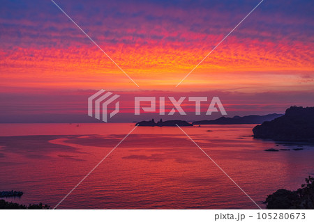 神楽島に沈む夕陽の絶景を見るながさきサンセットロード 神楽島に沈む夕陽の絶景を見るながさきサンセットロード 105280673