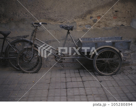 北京の古い町並み 胡同 三輪自転車 105280894