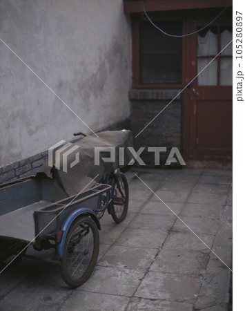北京の古い町並み 胡同 玄関前の三輪自転車 105280897