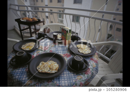 郊外の新興住宅 バルコニーで朝食 郊外の新興住宅 バルコニーで朝食 105280906