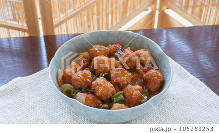 肉団子の甘酢あんかけ　イメージ｜肉団子・玉ねぎ・ピーマン 105281253