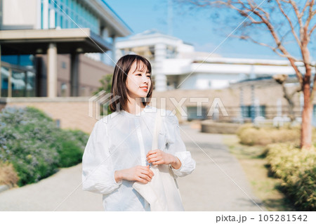 キャンパスを歩く大学生 105281542