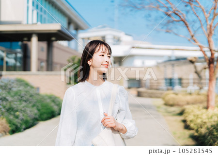 キャンパスを歩く大学生 キャンパスを歩く大学生 105281545