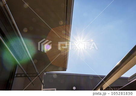 ベランダで太陽の光を浴びる 105281830