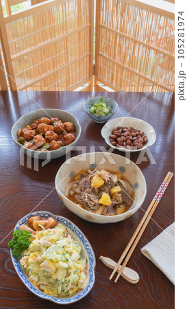 菜箸とお惣菜｜ポテトサラダ・肉団子の甘酢あん・肉じゃが・金時豆・キュウリの酢の物 105281974