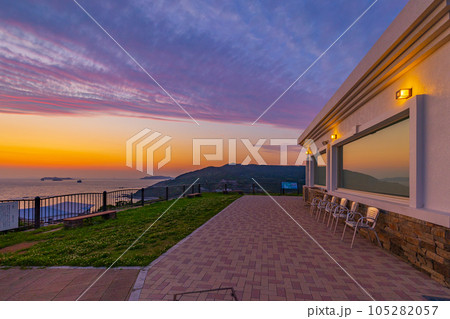 夕陽が見える丘の道ノ尾駅の展望台から見る角力灘の夕焼け 105282057