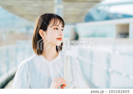 キャンパスを歩く大学生 105282605