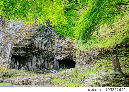 初夏の玄武洞公園　玄武洞　兵庫県豊岡市 105282695