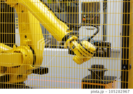 collaborative robot and CNC machine in work cell collaborative robot and CNC machine in work cell 105282967