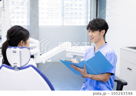 歯科医 診察する歯科医 歯科医 診察する歯科医 105283598
