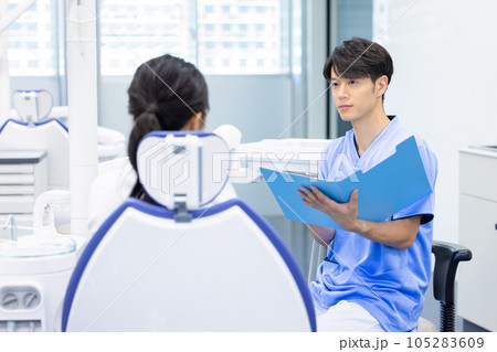 歯科医　診察する歯科医 105283609