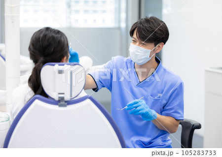 歯科医　診察する歯科医 105283733