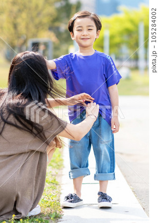 mother and daughter in park 105284002