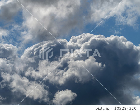 夏の空に湧き上がる積乱雲 夏の空に湧き上がる積乱雲 105284320