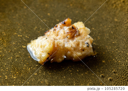 残った焼鳥(ぼんじり)リメイク調理シーン。卵とじするためだし汁の入ったフライパンで煮る。 105285720