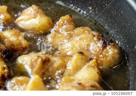 残った焼鳥(ぼんじり)リメイク調理シーン。卵とじするためだし汁の入ったフライパンで煮る。 105286007