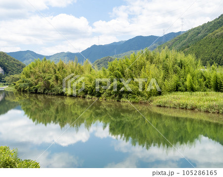 夏の揖保川の風景。(兵庫県宍粟市内) 105286165