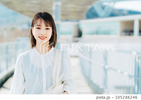 キャンパスを歩く大学生 105286246